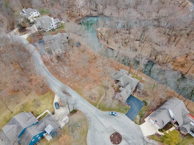 a view of entryway with a yard