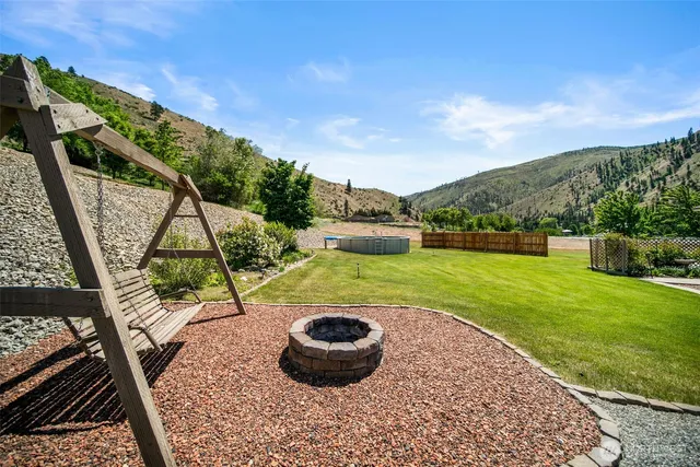 a view of a house with a backyard