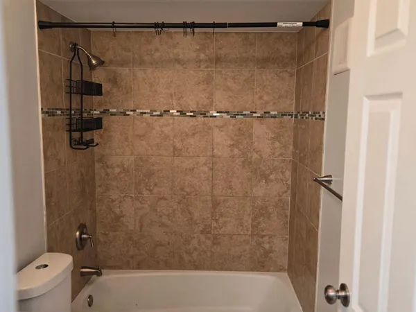 $1,850 | 9430 Bay Colony Drive, Unit 2N, Des Plaines, IL 60016