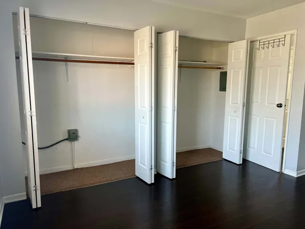 $1,850 | 9430 Bay Colony Drive, Unit 2N, Des Plaines, IL 60016