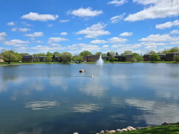 $1,850 | 9430 Bay Colony Drive, Unit 2N, Des Plaines, IL 60016