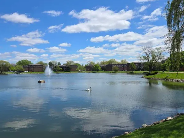 $1,850 | 9430 Bay Colony Drive, Unit 2N, Des Plaines, IL 60016