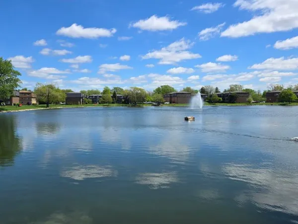 $1,850 | 9430 Bay Colony Drive, Unit 2N, Des Plaines, IL 60016