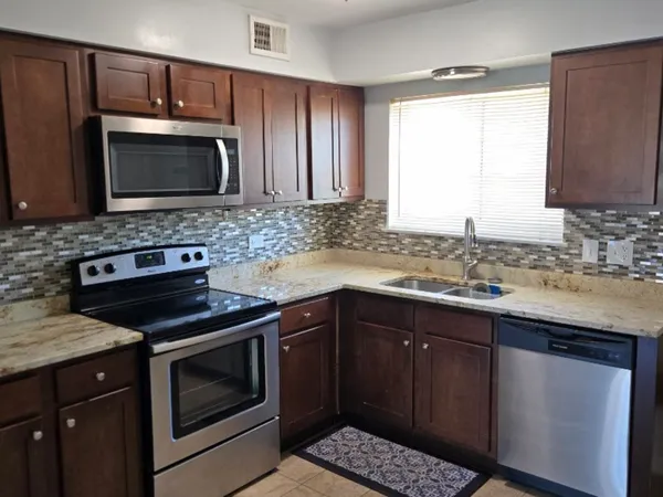 $1,850 | 9430 Bay Colony Drive, Unit 2N, Des Plaines, IL 60016