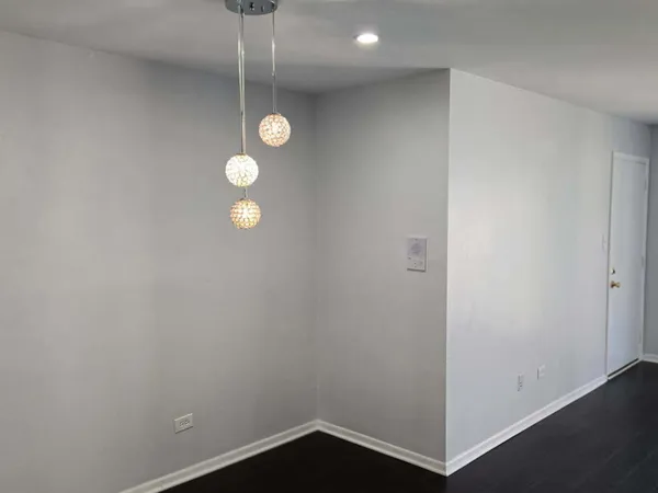 $1,850 | 9430 Bay Colony Drive, Unit 2N, Des Plaines, IL 60016