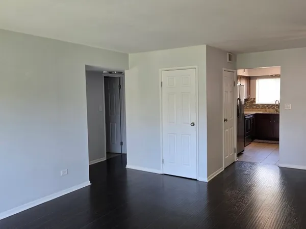 $1,850 | 9430 Bay Colony Drive, Unit 2N, Des Plaines, IL 60016