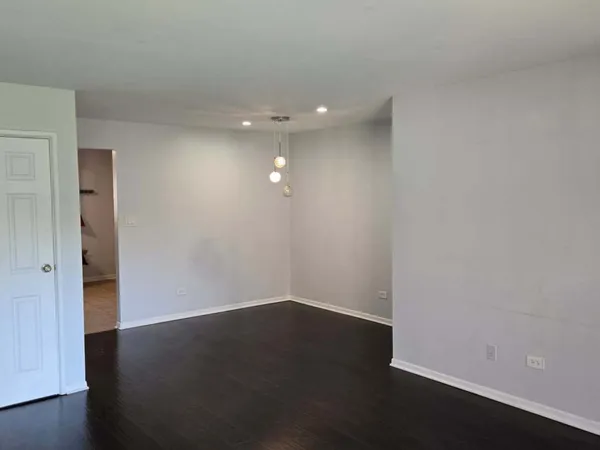$1,850 | 9430 Bay Colony Drive, Unit 2N, Des Plaines, IL 60016