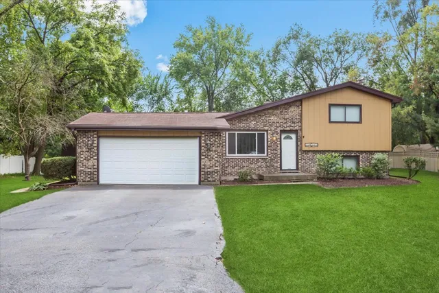 $3,800 | 33-w067 Bonnie Street, St. Charles, IL 60174