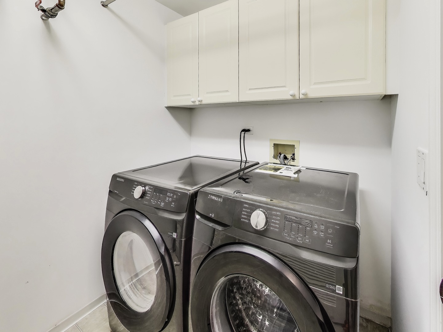 33 West Huron Street, Unit 412 Chicago, IL 60654 - Photo 29 of 33 a utility room with dryer and washer