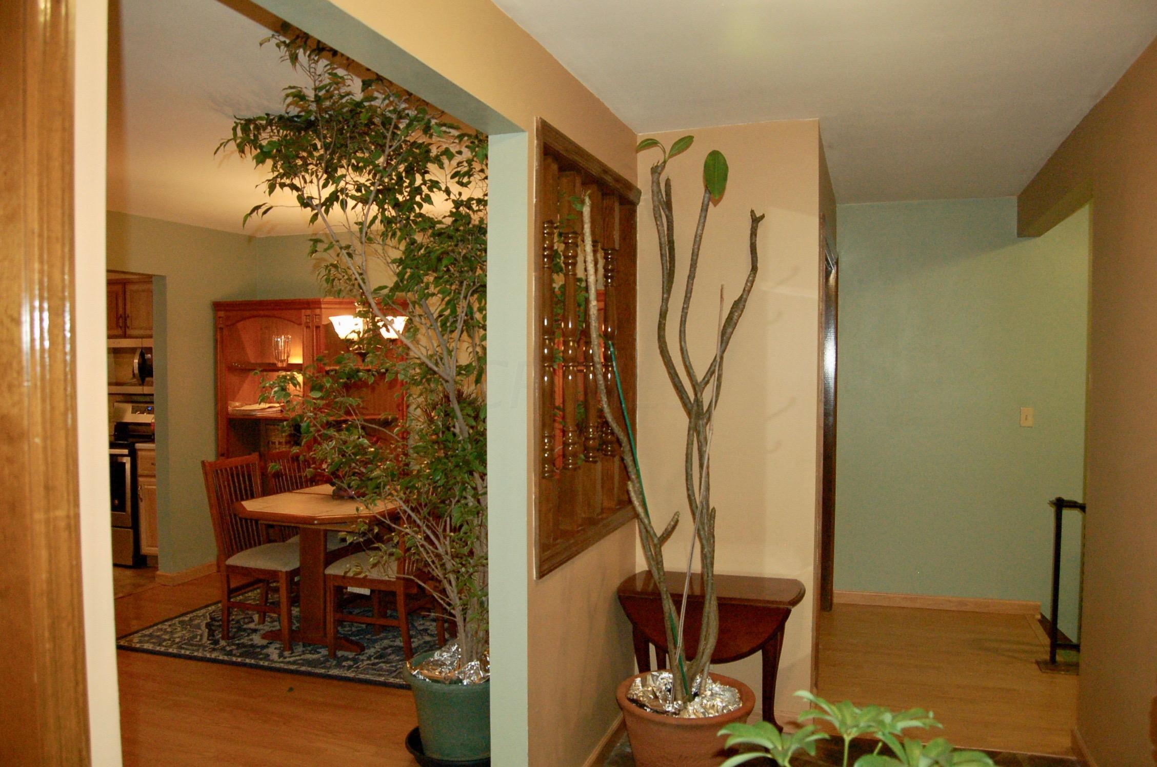 2124 Coach Road North, Unit 18 Columbus, OH 43220 - Photo 2 of 19