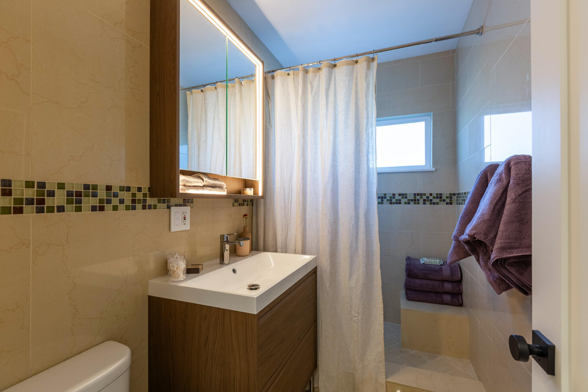 41615 Morningside Court, Unit A Rancho Mirage, CA 92270 - Photo 17 of 20 a bathroom with a sink a toilet and tub