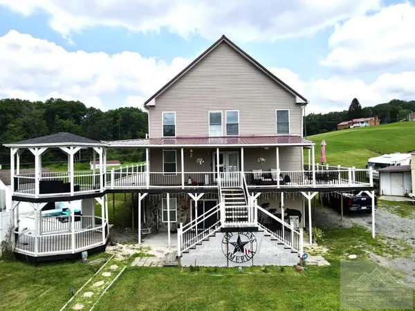 $325,000 | 384 Pinoak Road, Lashmeet, WV 24733