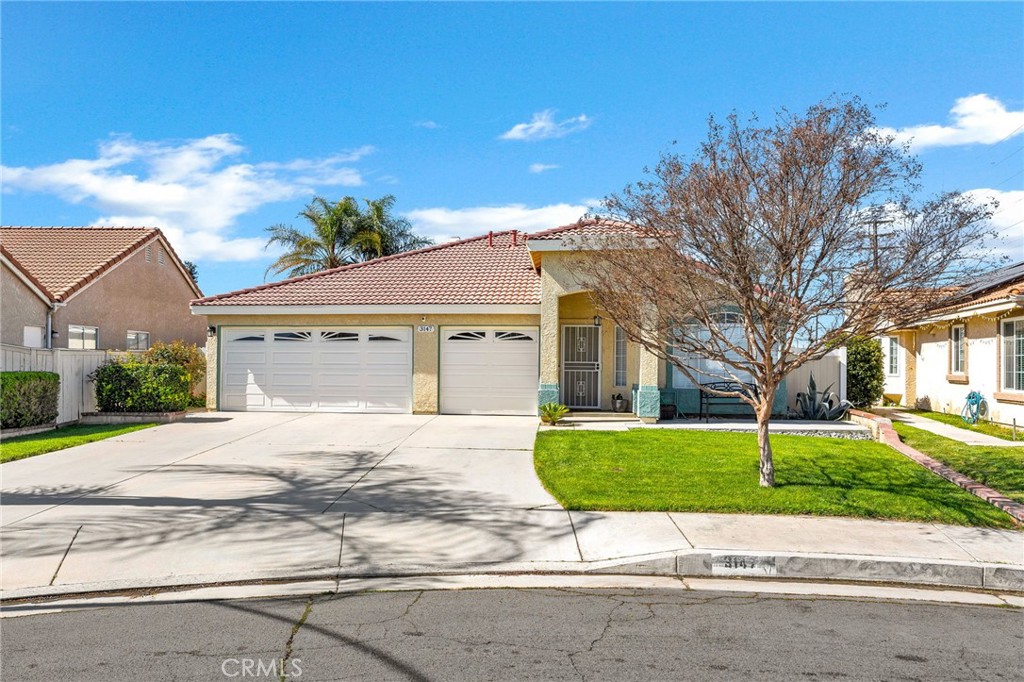 3147 Wimbledon Way Hemet, CA 92545 - Photo 2 of 41 a front view of a house with a yard and garage