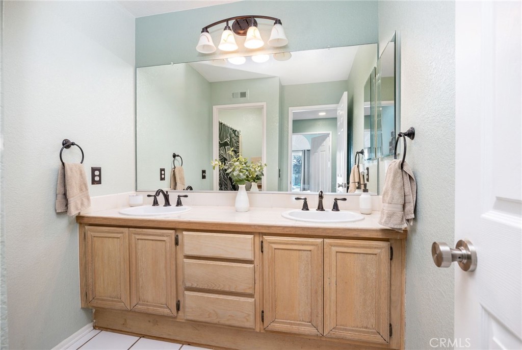 3147 Wimbledon Way Hemet, CA 92545 - Photo 27 of 41 a bathroom with a sink and a mirror