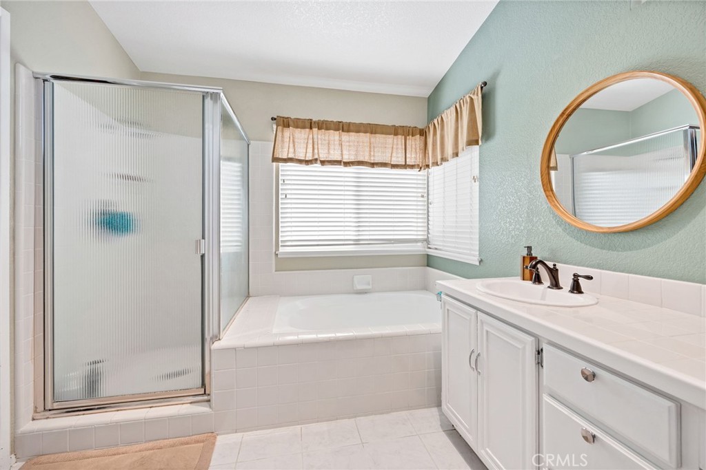 3147 Wimbledon Way Hemet, CA 92545 - Photo 33 of 41 a bathroom with a bathtub and a sink