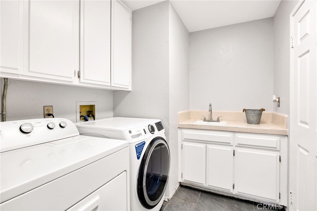 3147 Wimbledon Way Hemet, CA 92545 - Photo 36 of 41 a utility room with dryer and washer