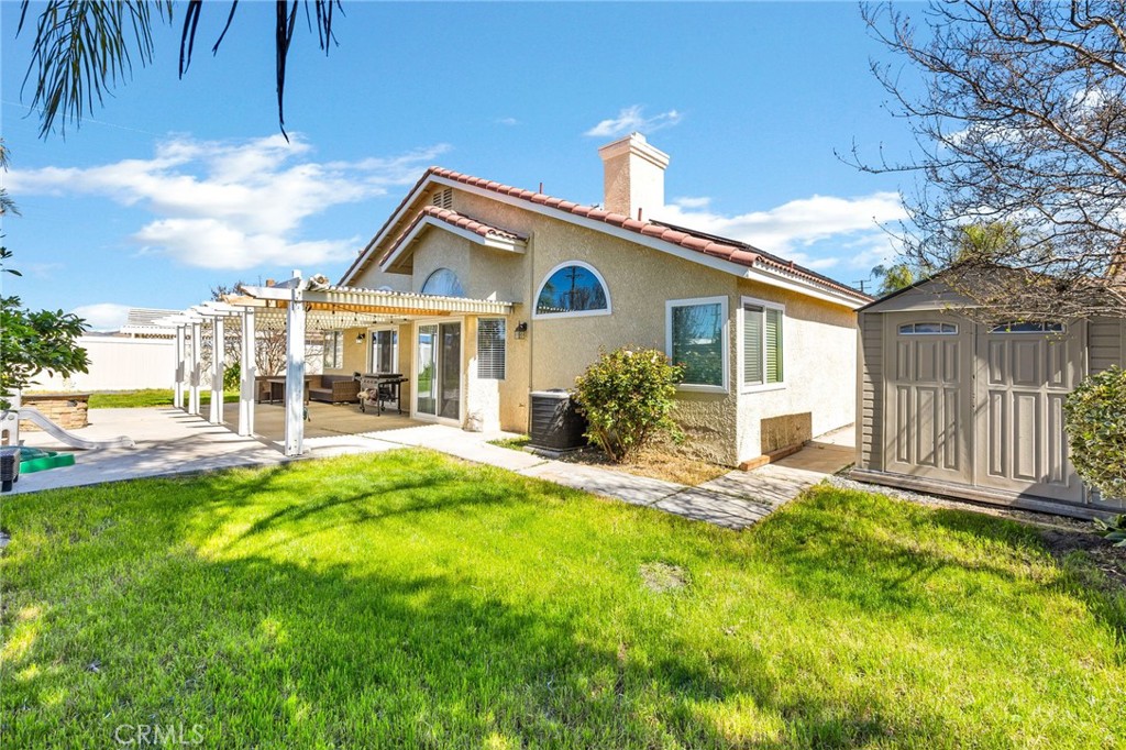3147 Wimbledon Way Hemet, CA 92545 - Photo 37 of 41 a front view of a house with a yard