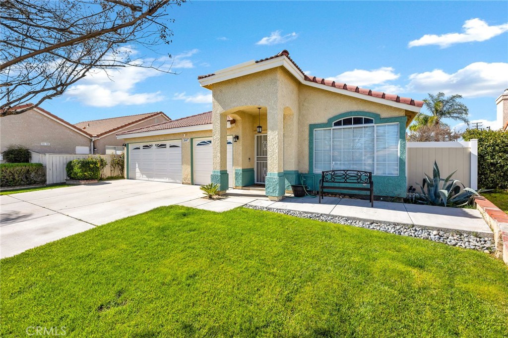 3147 Wimbledon Way Hemet, CA 92545 - Photo 4 of 41 a front view of a house with a yard