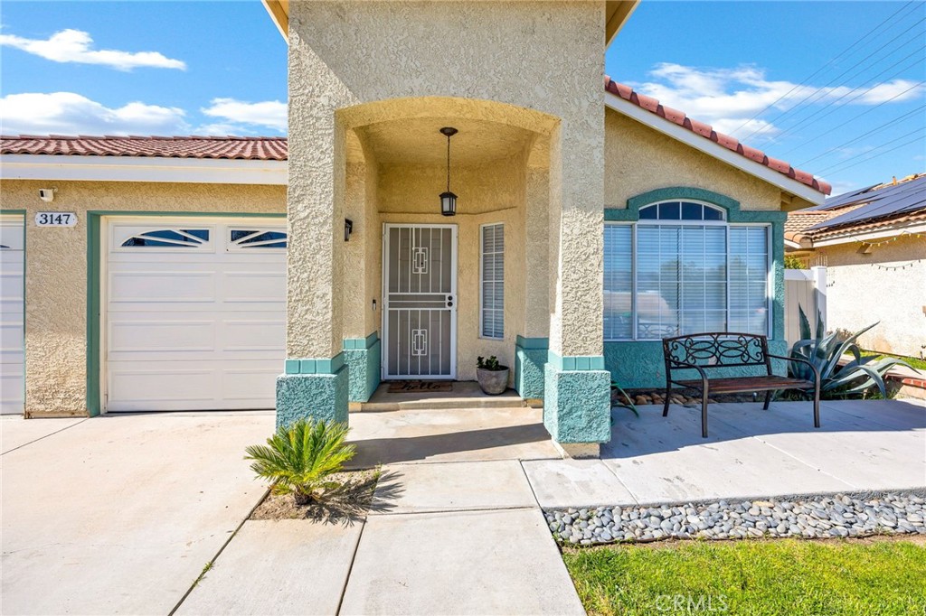 3147 Wimbledon Way Hemet, CA 92545 - Photo 5 of 41 a front view of a house