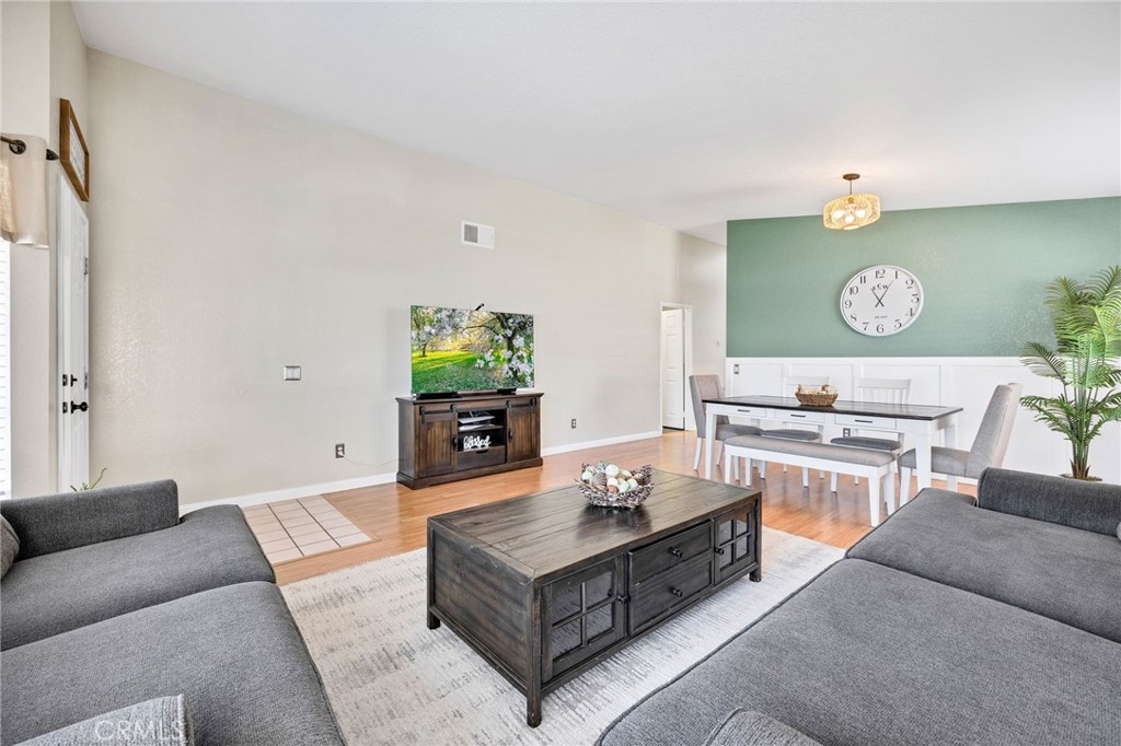 3147 Wimbledon Way Hemet, CA 92545 - Photo 8 of 41 a living room with furniture