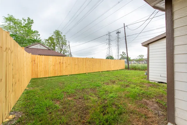 a view of a back yard