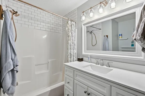 $2,250 | 13905 54th Avenue North, Plymouth, MN 55446