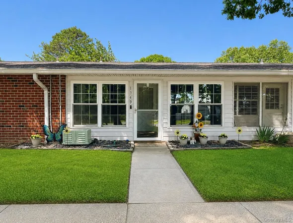 $329,000 | 134 Eastbourne Court, Unit 134D, Ridge, NY 11961