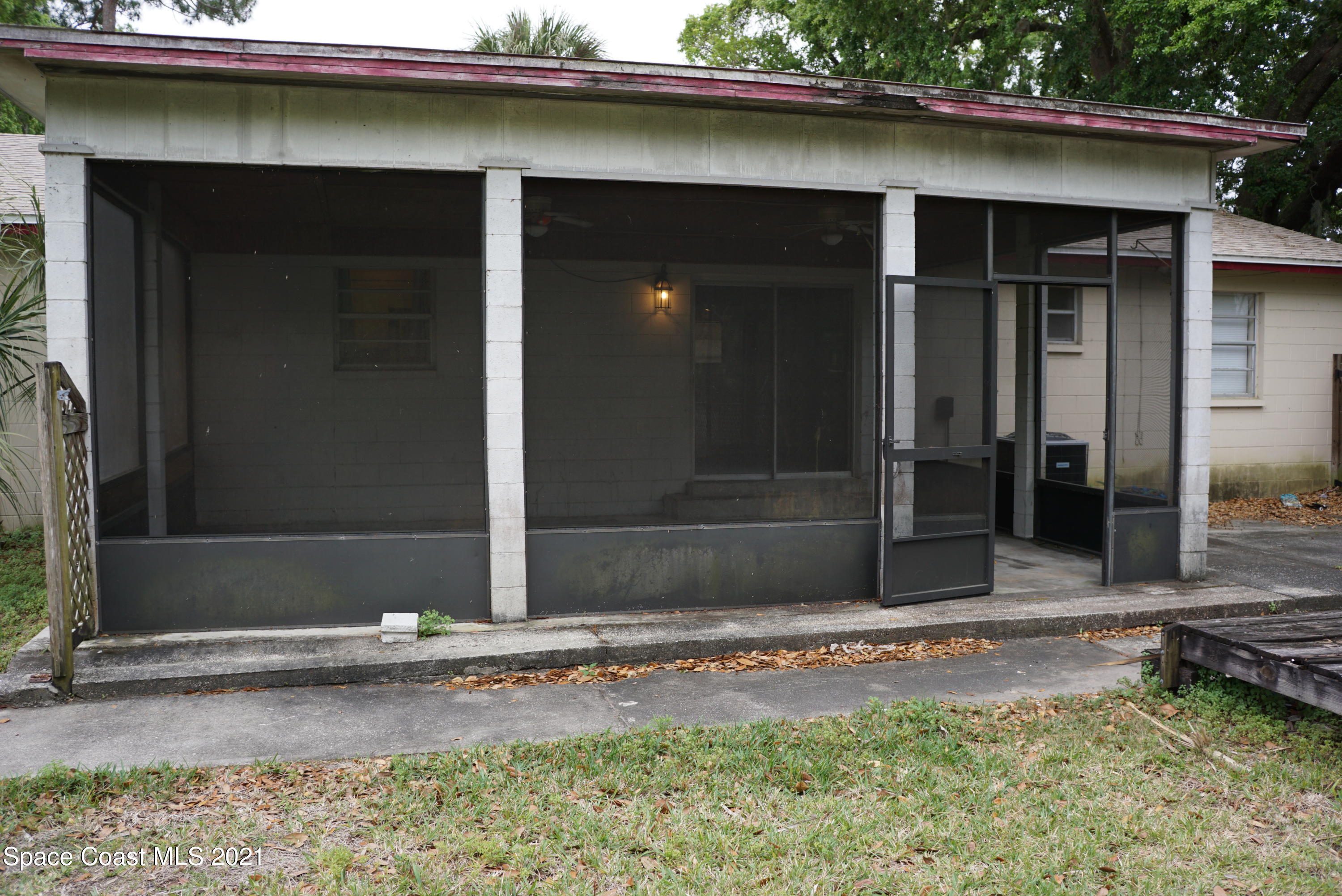 1052 Bernice Road Rockledge, FL 32955 - Photo 34 of 39 a backyard of a house