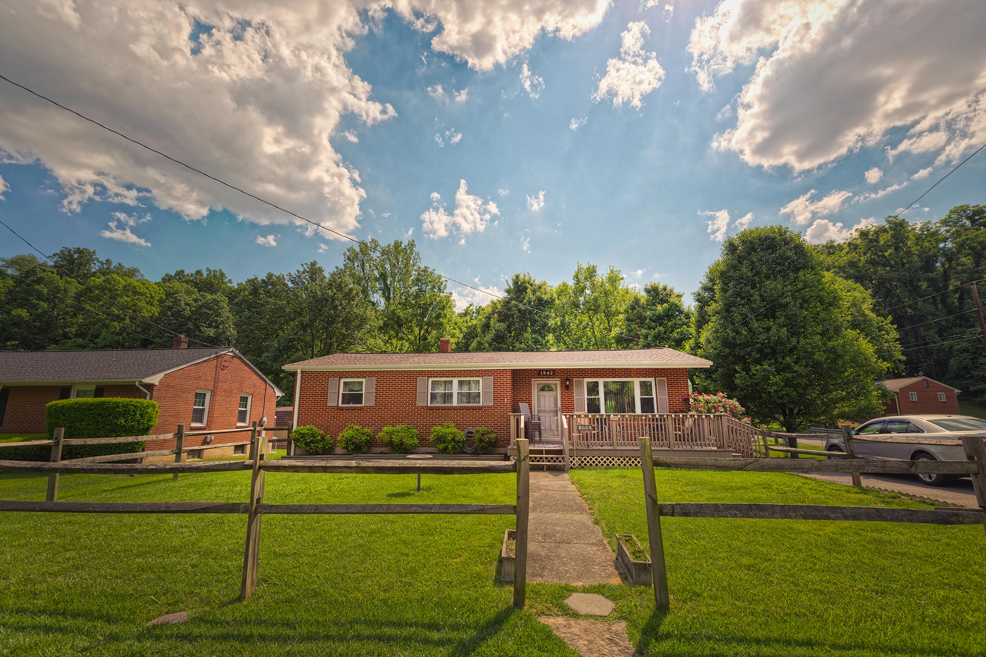 1942 Laura Road Northwest Roanoke, VA 24017 - Photo 2 of 24 Main Front