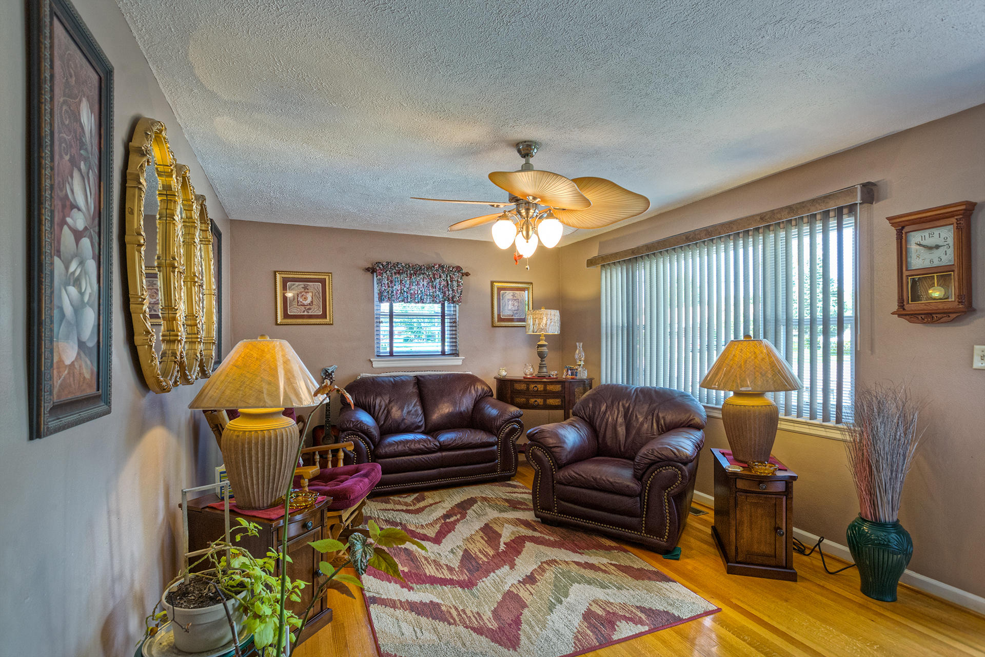 1942 Laura Road Northwest Roanoke, VA 24017 - Photo 3 of 24 Living Room