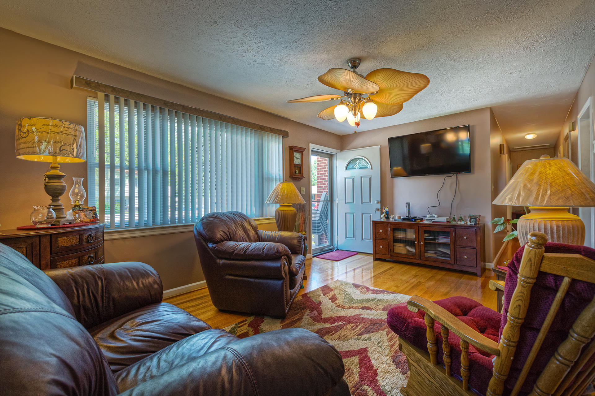 1942 Laura Road Northwest Roanoke, VA 24017 - Photo 4 of 24 Living Room