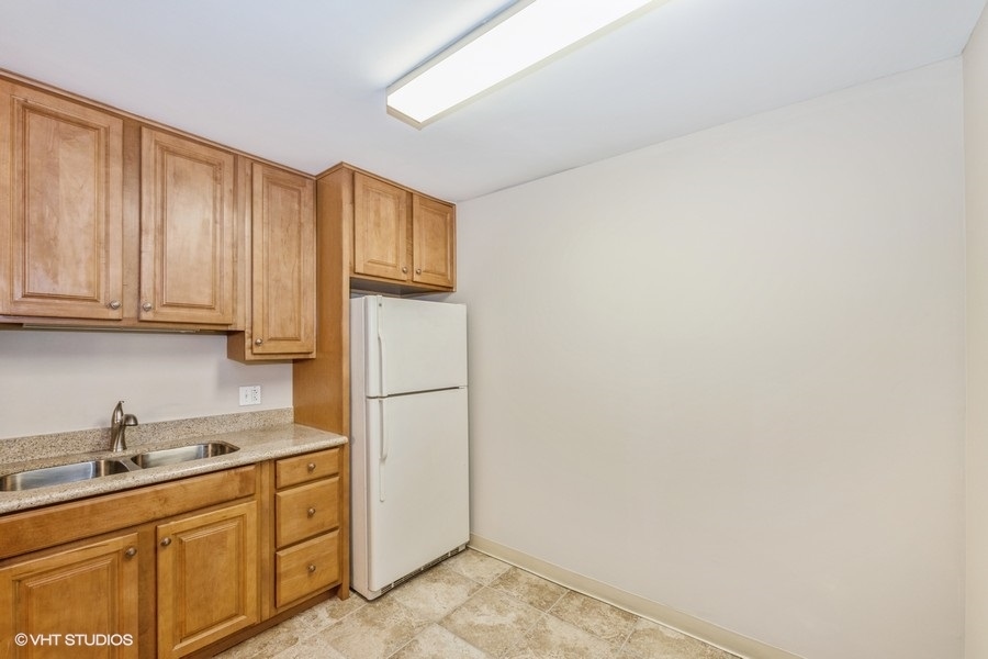 2021 South Wolf Road, Unit 2210 Hillside, IL 60162 - Photo 4 of 15