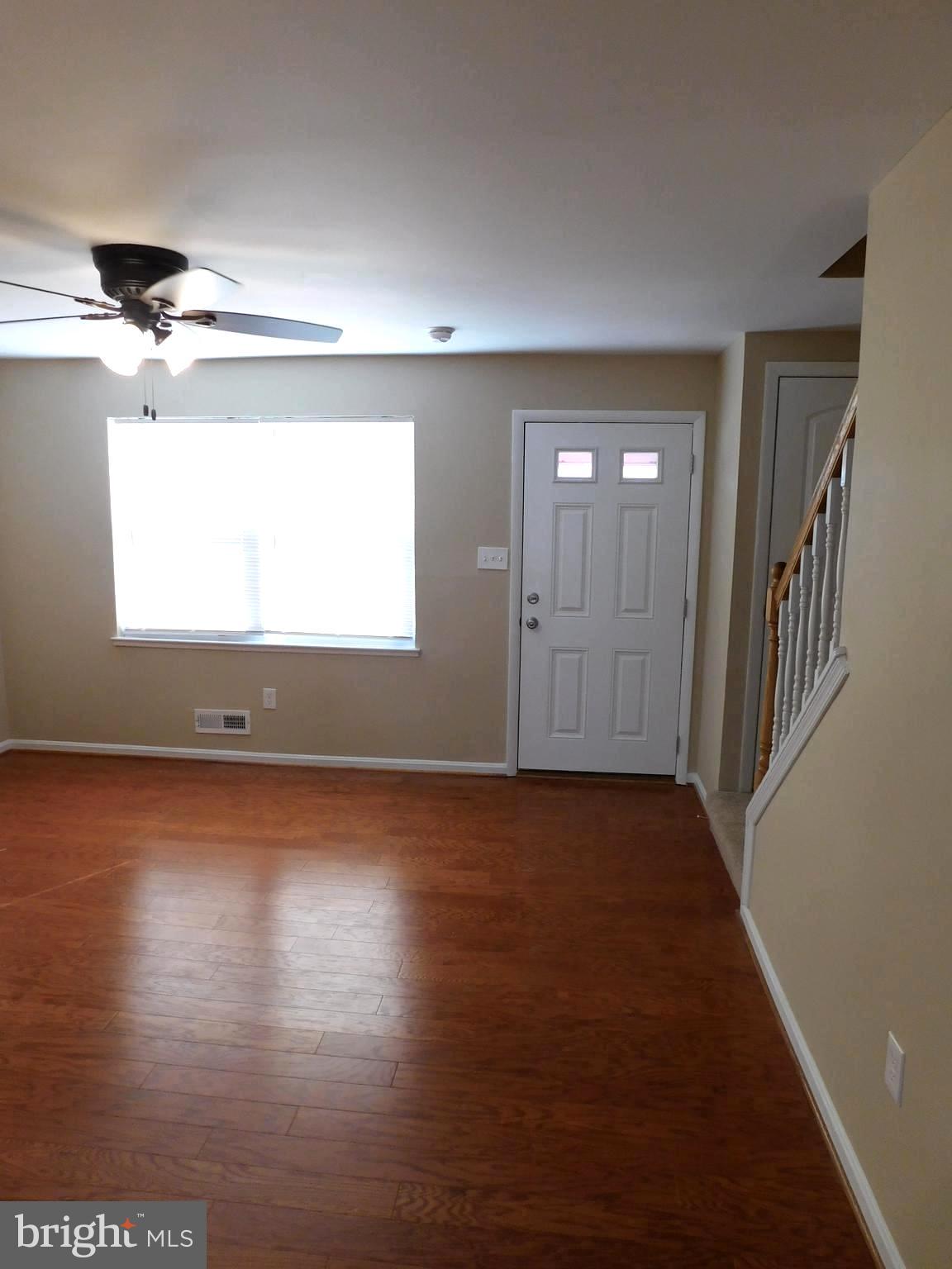 620 Charraway Road Baltimore, MD 21229 - Photo 4 of 32 Living Room