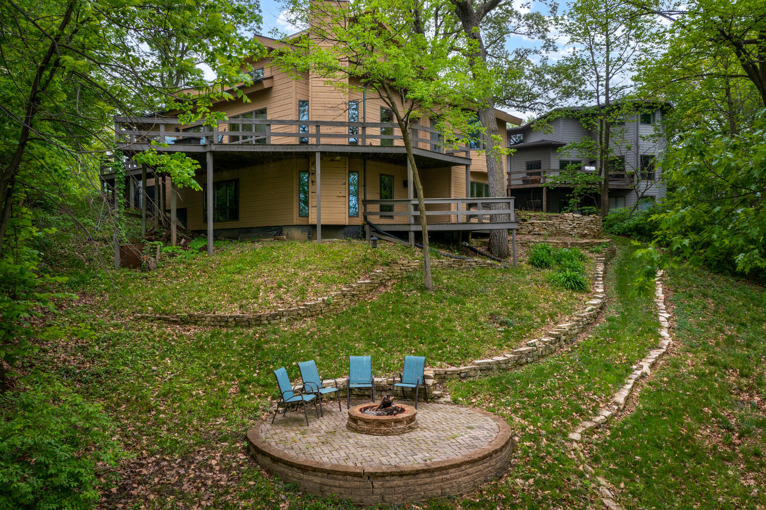 732 South Raven Road Shorewood, IL 60404 - Photo 46 of 48 a backyard of a house with table and chairs