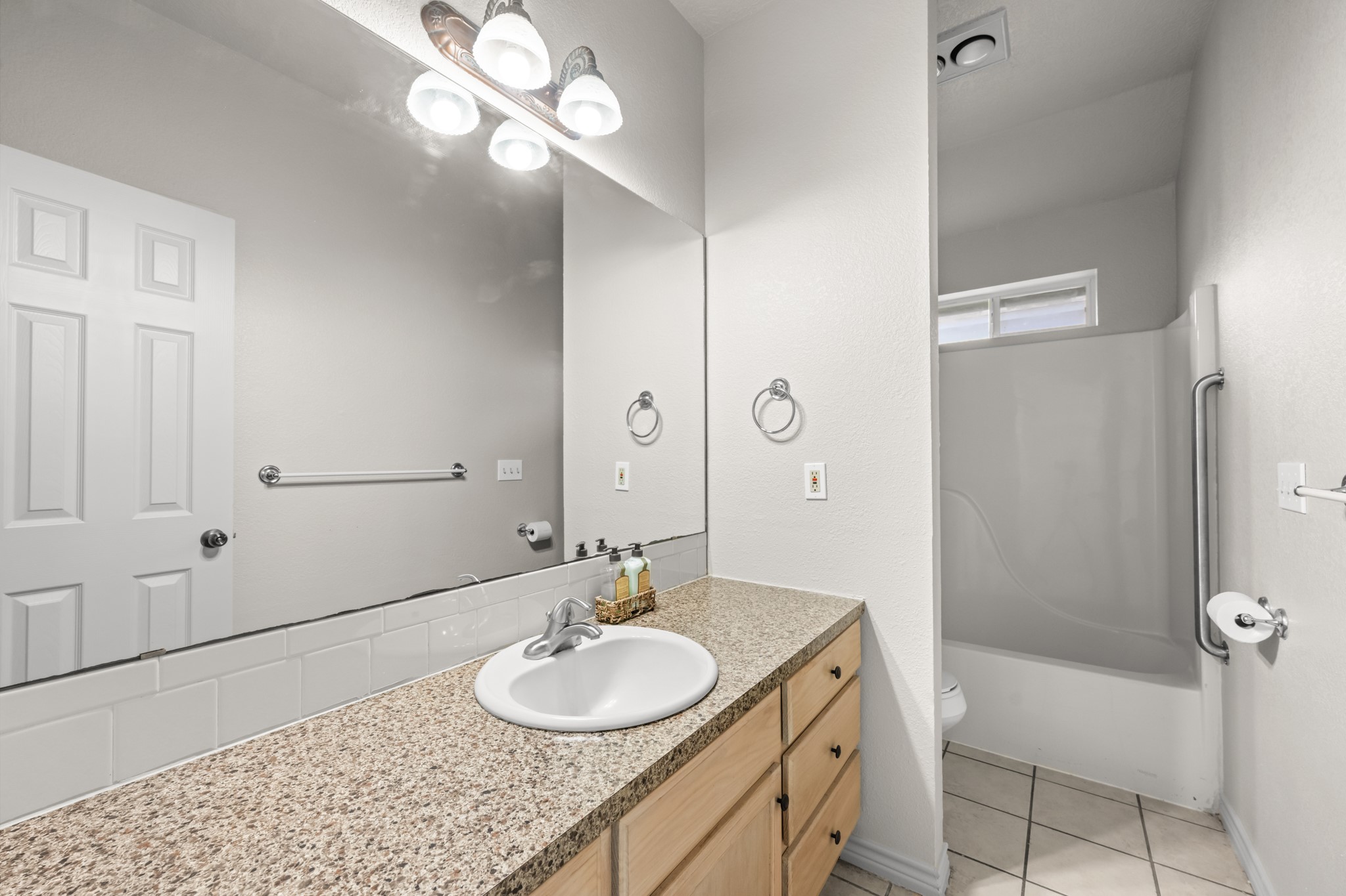 1539 Hillebrandt Road Beaumont, TX 77705 - Photo 35 of 50 Guest Bathroom
