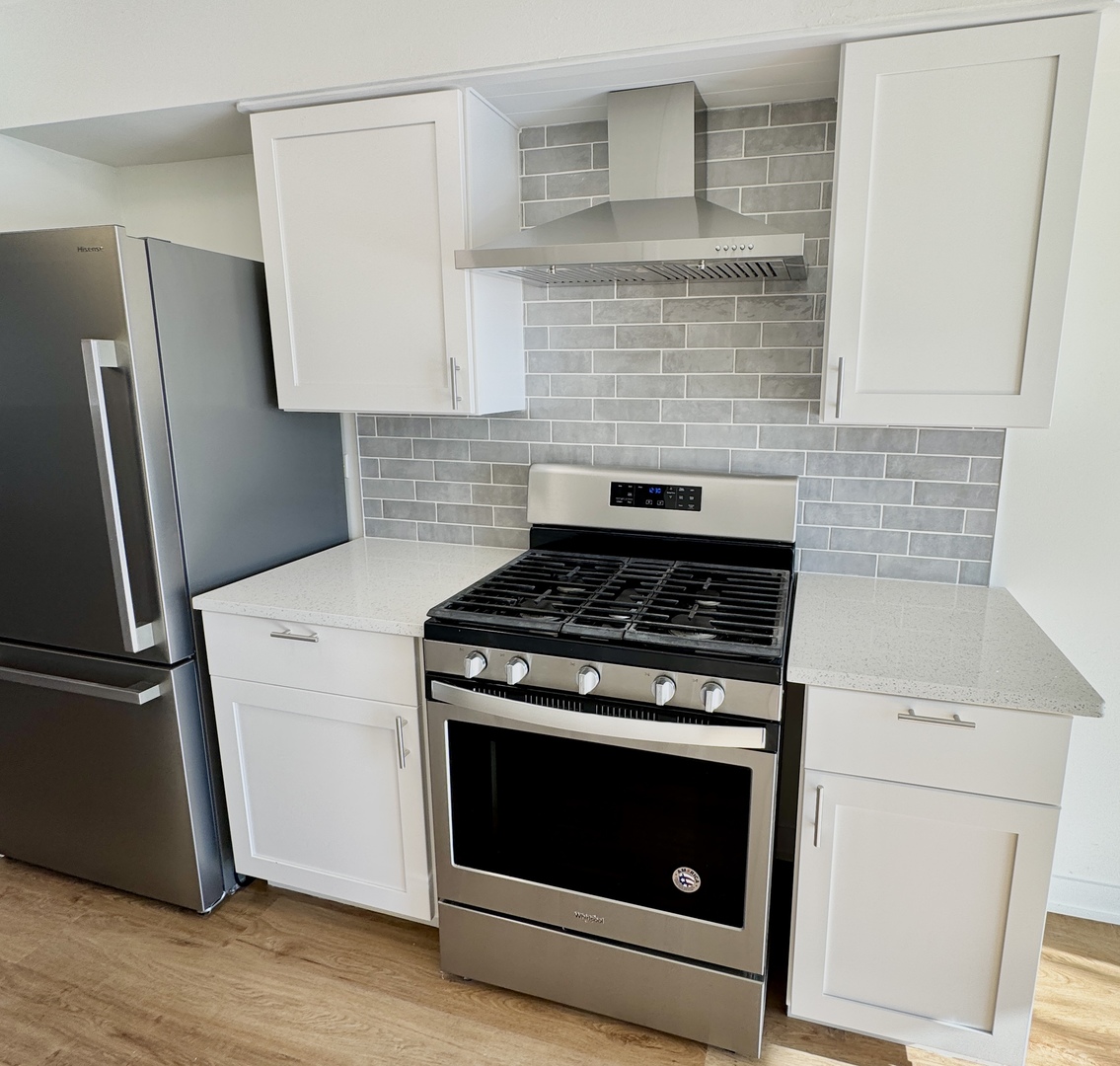 633 Dulles Road, Unit A Des Plaines, IL 60016 - Photo 10 of 26 a stove top oven sitting inside of a kitchen