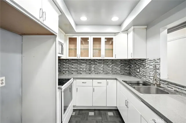 $495,000 | 12720 Burbank Boulevard, Unit 121, Valley Village, CA 91607