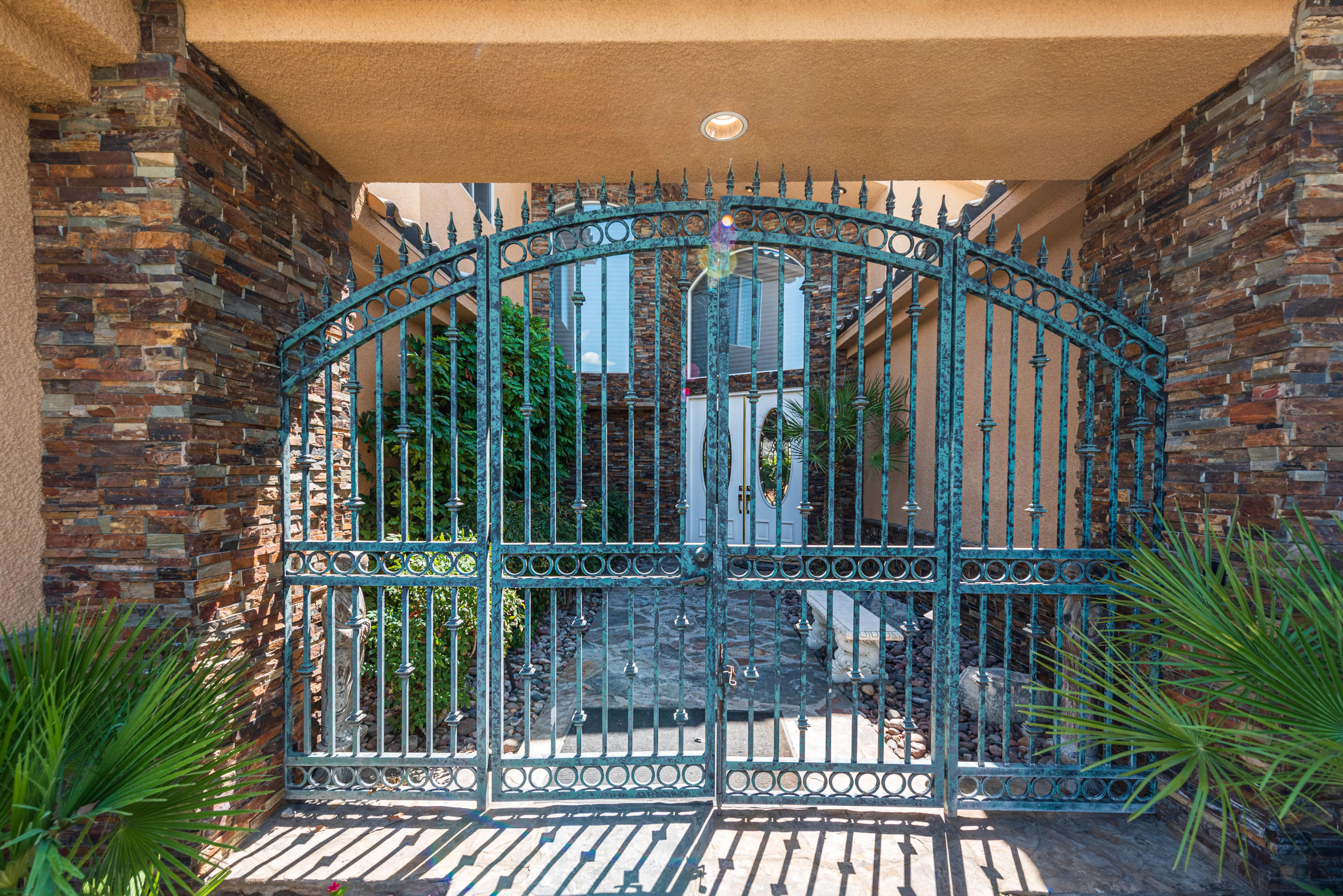 36 Killian Way Rancho Mirage, CA 92270 - Photo 2 of 44 Entry Courtyard