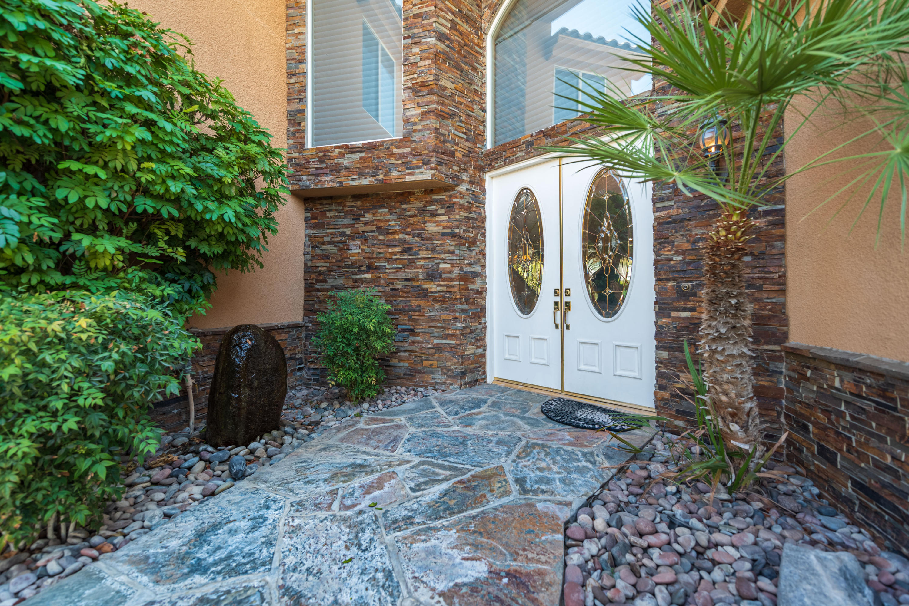 36 Killian Way Rancho Mirage, CA 92270 - Photo 3 of 44 Flagstone Walkway and Stack Stone Detail