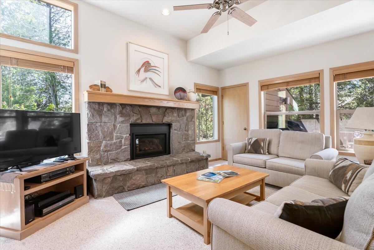 57353 Beaver Ridge Loop, Unit 20C1 Sunriver, OR 97707 - Photo 3 of 19 02-Living Area