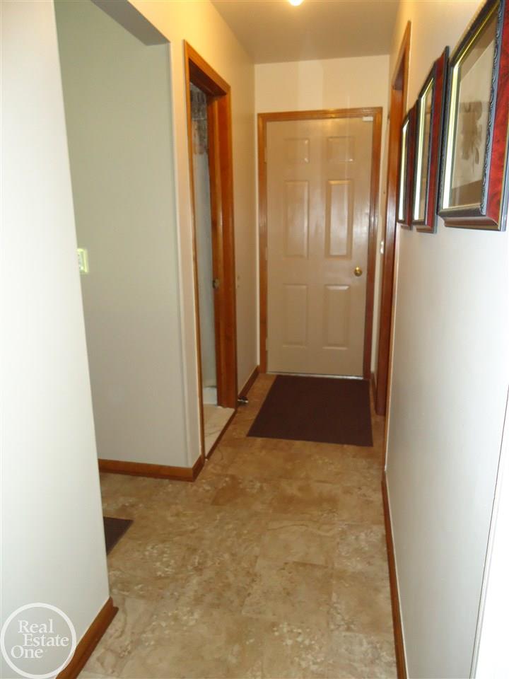589 Lexington Drive Rochester, MI 48307 - Photo 17 of 39 Door to garage