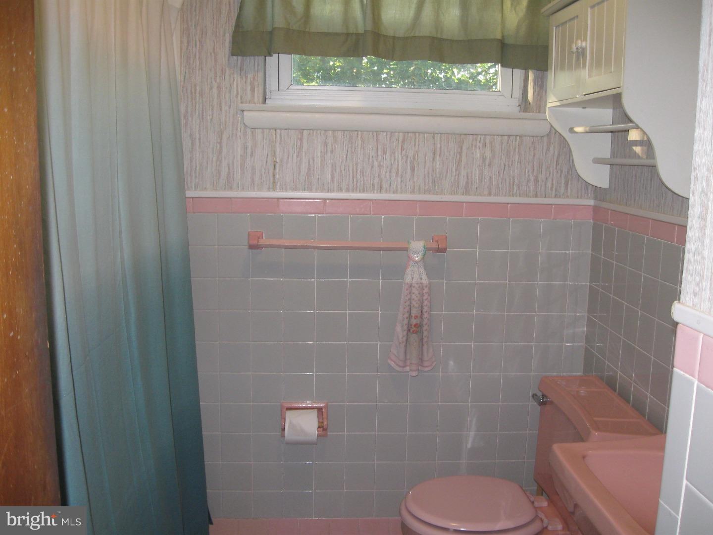 1264 Victoria Road Warminster, PA 18974 - Photo 15 of 20 Hallway