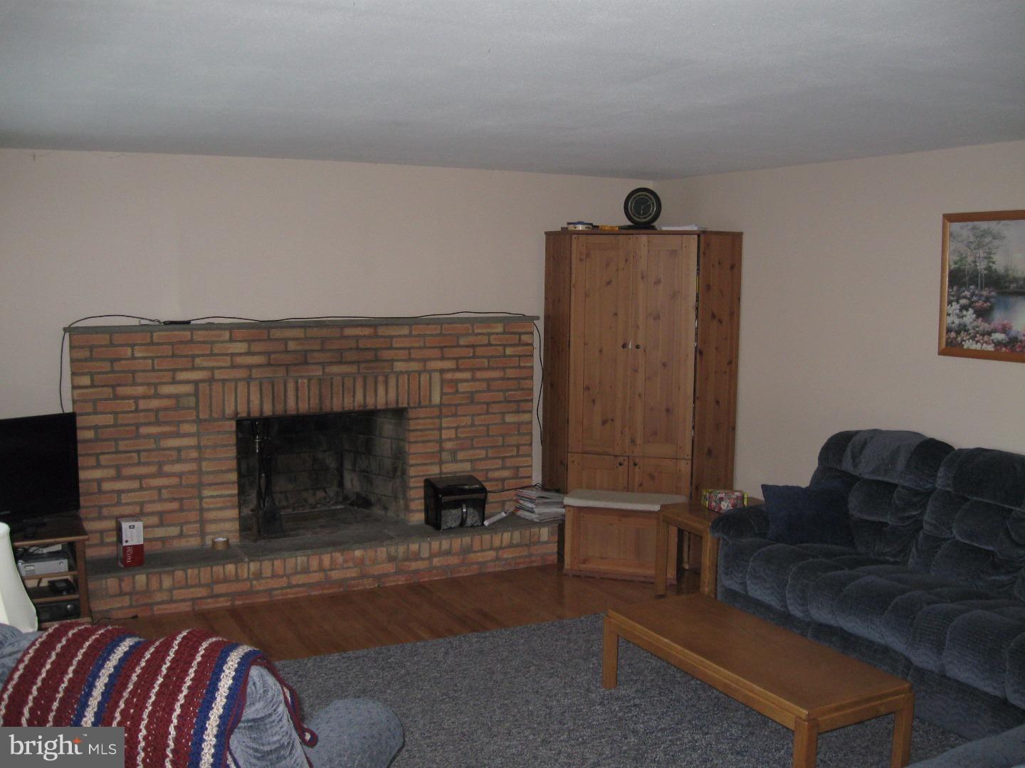 1264 Victoria Road Warminster, PA 18974 - Photo 4 of 20 Living Room