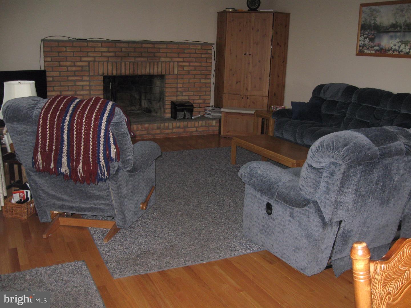 1264 Victoria Road Warminster, PA 18974 - Photo 5 of 20 Living Room