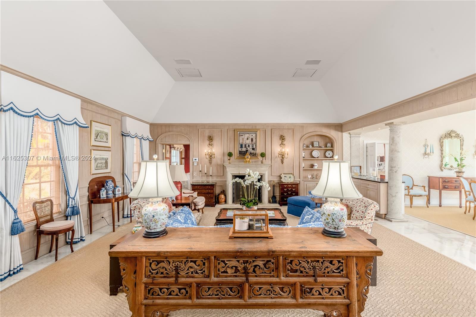 43 North Beach Road Jupiter Island, FL 33455 - Photo 8 of 34 a view of a dining room with furniture