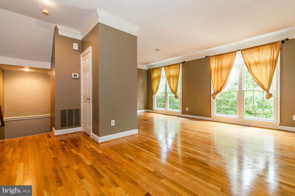 1306 Sundial Drive Reston, VA 20194 - Photo 5 of 24 Living Room