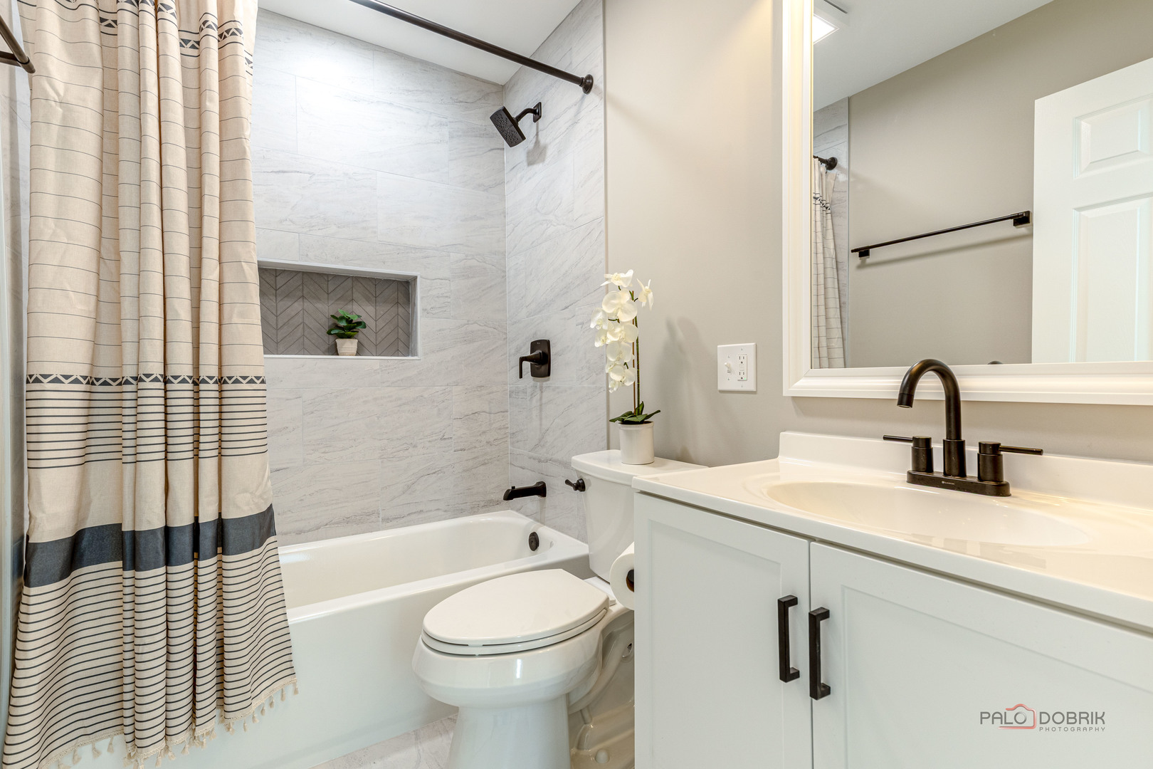 263 Camel Bend Court Schaumburg, IL 60107 - Photo 20 of 24 a bathroom with a sink and mirror with bathtub