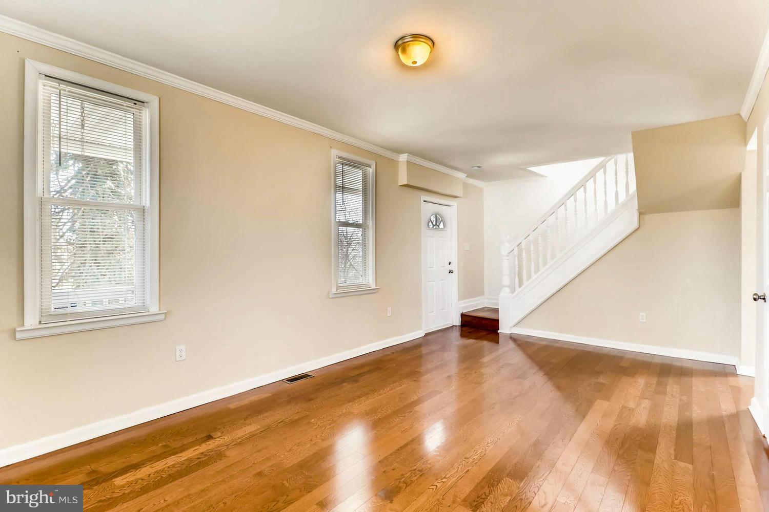 2724 Georgetown Road Baltimore, MD 21230 - Photo 8 of 27 Living Room