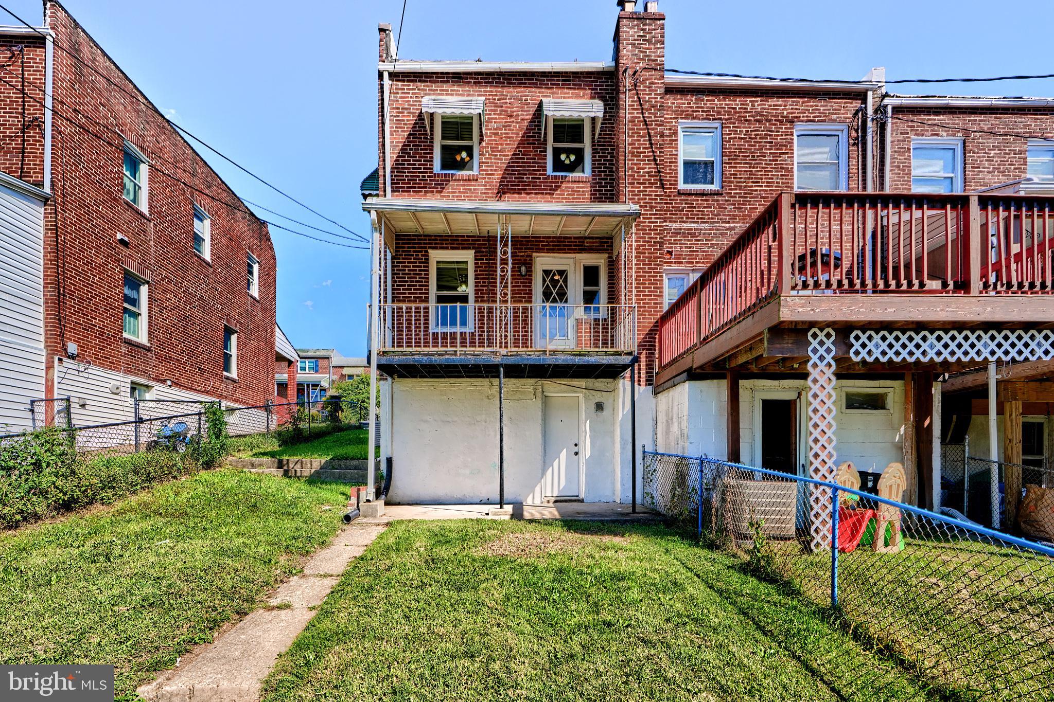 530 47th Street Baltimore, MD 21224 - Photo 4 of 29 Fenced rear yard w/ covered balcony