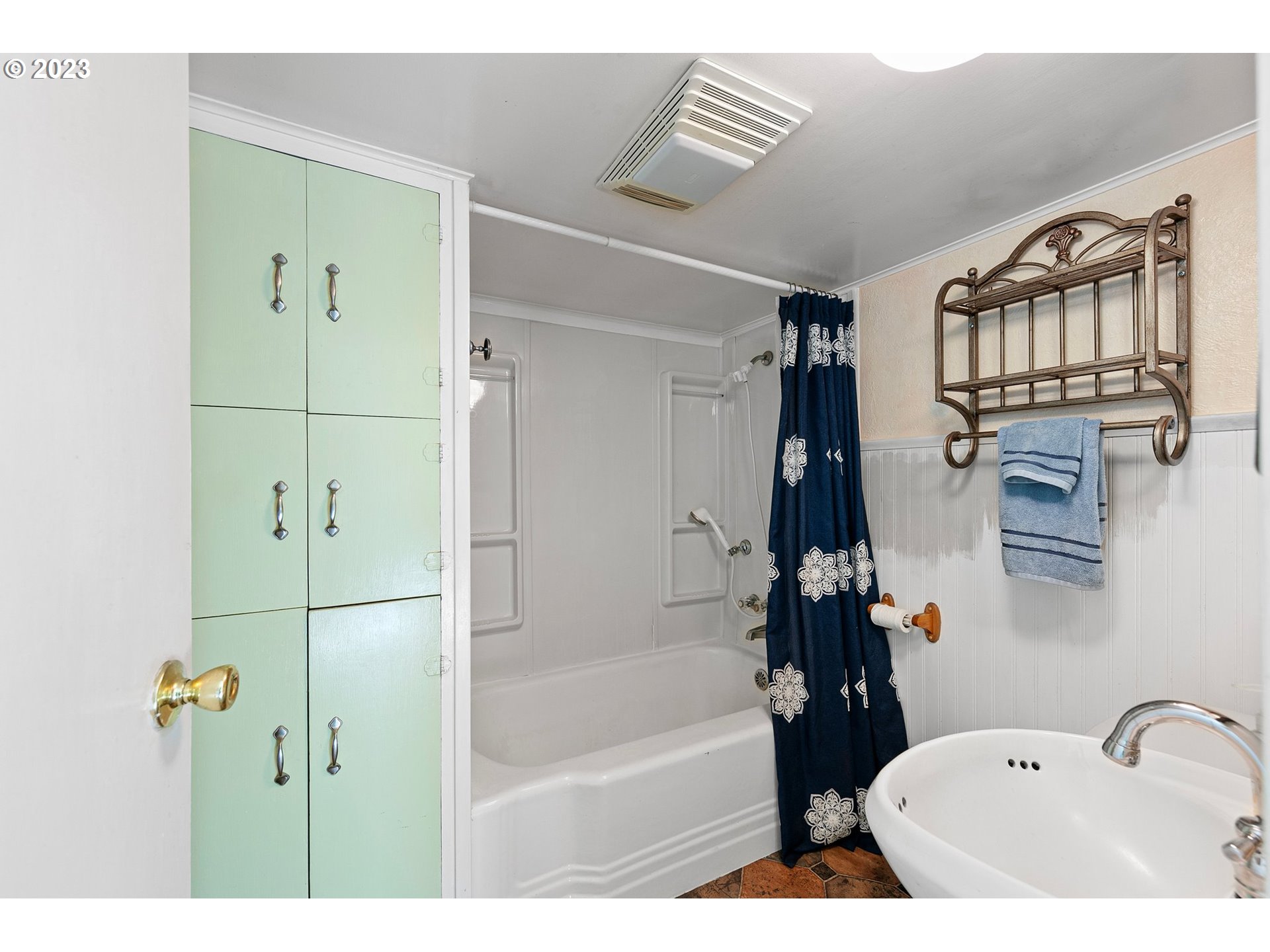 633 South 12th Street Cottage Grove, OR 97424 - Photo 20 of 30 a bathroom with a tub and a shower
